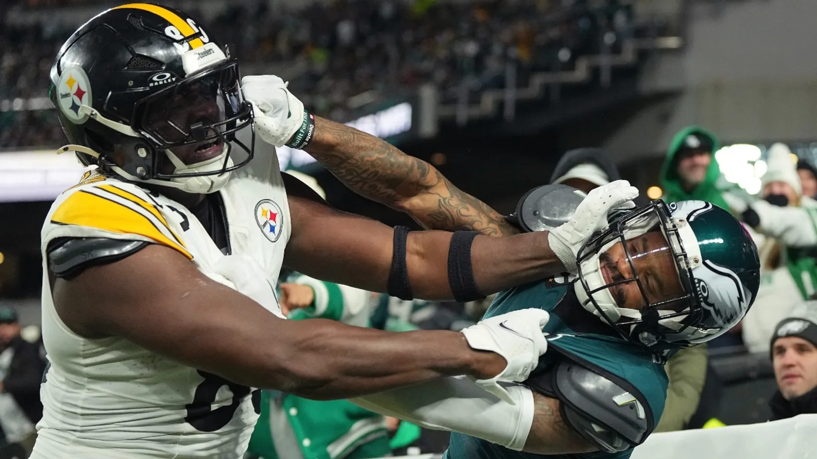 LIVE: Eagles 27, Steelers 13, fourth quarter taken in Philadelphia (Top story). Photo by GETTY